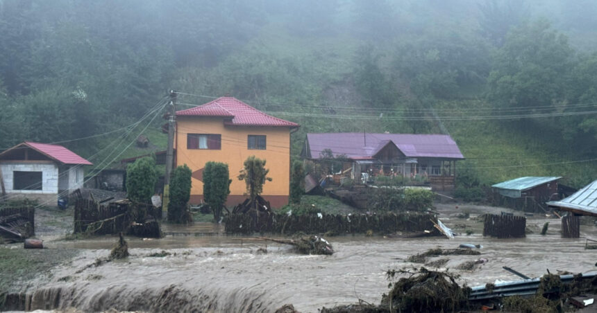 Inundații în județele Suceava și Neamț: o persoană decedată, sute de evacuați, poduri avariate și drumuri surpate 1 videofoto inundatii in judetele suceava si neamt o persoana a murit sute de evacuati poduri avariate drumuri surpate 68871fc1cc0ae