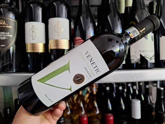 Vinul zilei: o Crâmpoșie răcoritoare și sprintenă, cu arome de mere verzi, lime și flori albe, ideal pentru sushi, salate și vară. 1 vinul zilei o cramposie racoritoare si sprintena cu arome de mere verzi lime si flori albe un vin ideal pentru sushi salate si vara 6875efdfd3de0