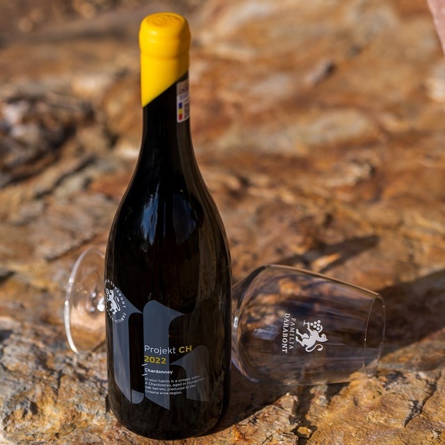 Vinul zilei: un Chardonnay românesc, cu un stil serios și ambițios, având note de fructe coapte, exotice, precum caise și piersici, însoțit de tartă cu vanilie, nuci prăjite și patiserie cu unt 1 vinul zilei un chardonnay romanesc intr un stil mai serios si ambitios cu note de fruct copt exotic de caise si piersici alaturi de tarta cu vanilie nuci prajite si patiserie cu unt 686f58398468b