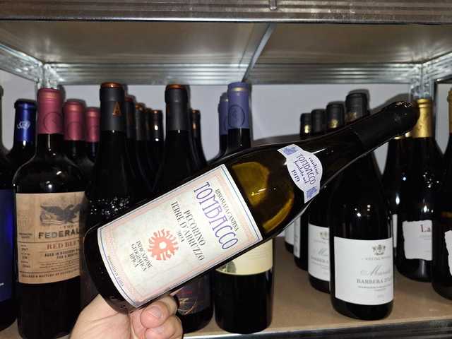 Vinul zilei: un Pecorino armonios și discret, cu note fructate și accente de condimente, perfect pentru pește, carne albă sau preparate ușoare la grătar. 1 vinul zilei un pecorino armonios si discret cu note fructate si accente de condimente un vin cu un sarm estival autentic ideal alaturi de peste carne alba sau preparate usoare la gratar 687f2a5ab8db8