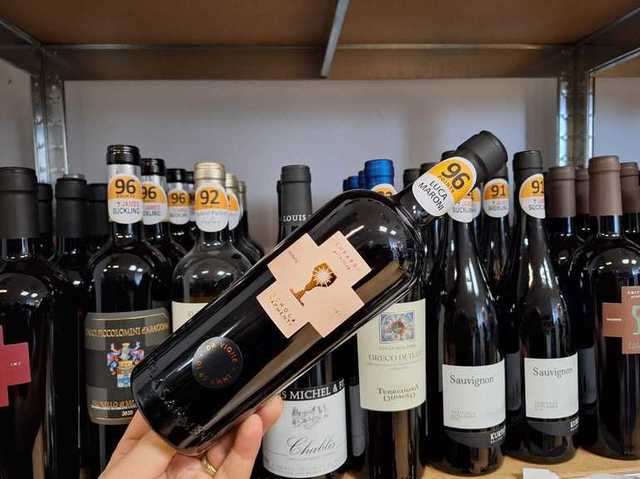 Vinul zilei: un Primitivo intens și catifelat, cu note de prune afumate, cafea și ciocolată, ideal alături de vânat sau brânzeturi maturate, cotat cu 96 puncte de Luca Maroni. 1 vinul zilei un primitivo intens si catifelat cu note de prune afumate cafea si ciocolata ideal alaturi de vanat sau branzeturi maturate cotat cu 96 puncte luca maroni 6870ad56807b2