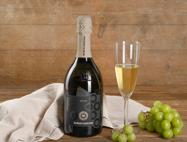 Vinul zilei: un prosecco elegant, cu note de mere Golden și pere Williams, acompaniat de o aciditate proaspătă și plăcută, ideal pentru salate, pește sau brânzeturi fine. 1 vinul zilei un prosecco elegant cu note de mere golden si pere williams acompaniat de o aciditate proaspata si placuta savuros alaturi de salate peste sau branzeturi fine 68637ad6c42f1