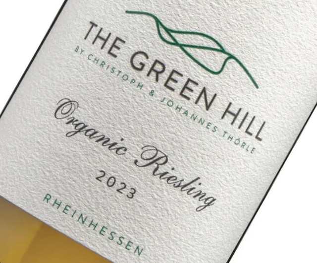 Vinul zilei: Riesling german cu arome de ierburi uscate, fructe deshidratate și polen, completat de note citrice și o aciditate fermă, ideal alături de antreuri, salate sau preparate asiatice 1 vinul zilei un riesling german un vin clar unitar cu arome de ierburi uscate fructe deshidratate si polen carora li se adauga notele citrice si o aciditate ferma savuros alaturi de antreuri sa 6889b63cbec88