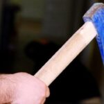 10 ani de inchisoare atat a primit un individ care s a napustit cu toporul si a lovit de mai multe ori un barbat chiar dupa ce victima a cazut la pamant 68a24afd98733