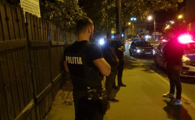 9 tineri s-au bătut pe strada Rozelor din Mangalia; 2 au fost transportați la spital, iar 7 au fost arestați. 1 9 tineri s au luat la bataie pe strada rozelor din mangalia 2 au ajuns la spital iar 7 in arestul politiei 68a2db496a8b4