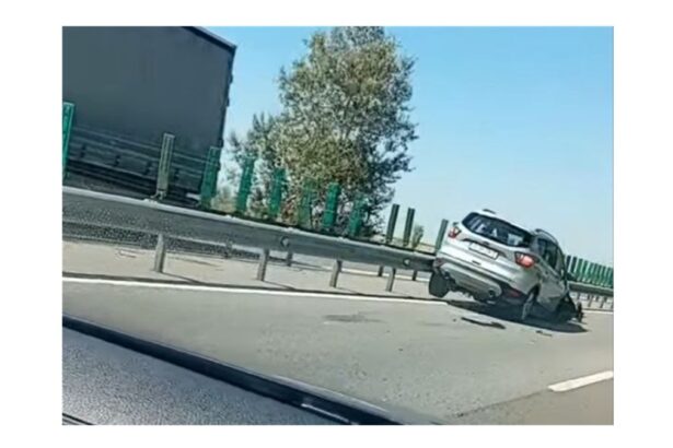 accident pe a2 autostrada soarelui unui ford kuga i a explodat cauciucul 68a859e95b55f