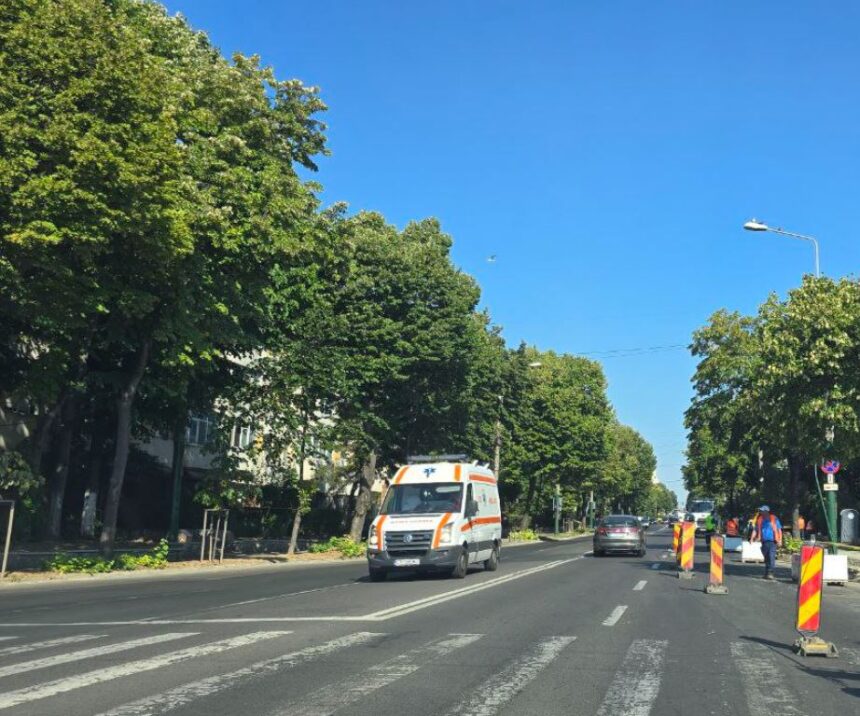 accident pe bulevardul aurel vlaicu din constanta un autoturism a intrat intr un stalp echipajele de urgenta intervin la fata locului 689ccd0c3b196
