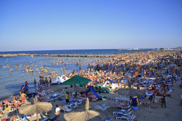 alerta pe plaja din eforie nord o fetita de 10 ani a fost prinsa intre stabilopozi 688e41e99b2a5