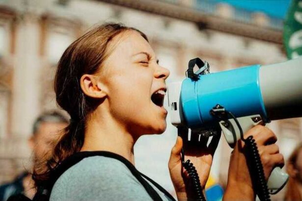 aproximativ 200 de activisti ecologisti de la extinction rebellion si greta thunberg blocheaza principala rafinarie din norvegia 68a31ab4e0ec5