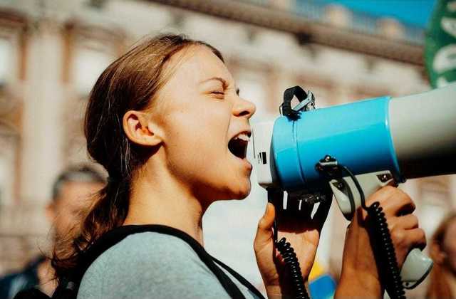 aproximativ 200 de activisti ecologisti de la extinction rebellion si greta thunberg blocheaza principala rafinarie din norvegia 68a31ab4e0ec5