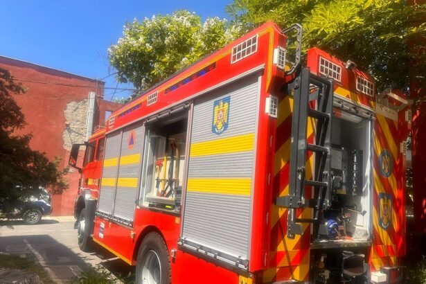arde o baraca dezafectata vizavi de judecatoria constanta pompierii actioneaza pentru lichidarea focului 689c9c19283aa