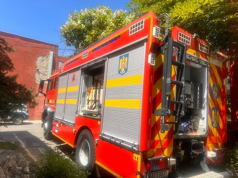 Incendiu la o baracă dezafectată, vizavi de Judecătoria Constanța: pompierii intervin pentru stingerea flăcărilor 1 arde o baraca dezafectata vizavi de judecatoria constanta pompierii actioneaza pentru lichidarea focului 689c9c19283aa