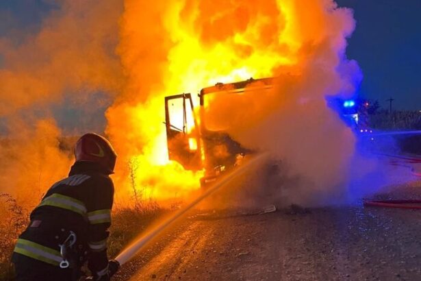 arde un camion incarcat cu fier vechi in medgidia interventie prompta a pompierilor 688d0ca0b5a44