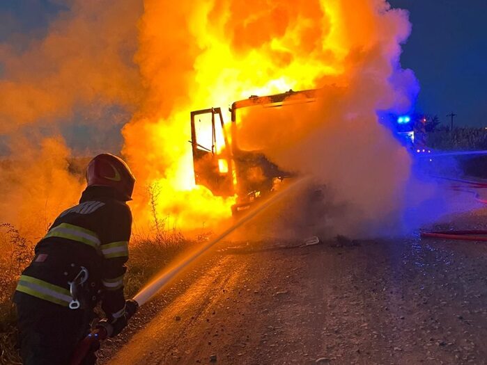 Incendiu la un camion încărcat cu fier vechi în Medgidia: intervenție promptă a pompierilor 1 arde un camion incarcat cu fier vechi in medgidia interventie prompta a pompierilor 688d0ca0b5a44