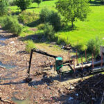 au inceput lucrarile de curatare a lacului izvorul muntelui de sutele de tone de deseuri aduse de viituri 6890614a8b44e