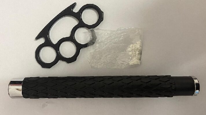 Bărbați prinși cu arme albe și substanțe cu efect psihoactiv în Mamaia 1 barbati prinsi cu arme albe si substante cu posibil efect psihoactiv in mamaia 68ac19776ac33