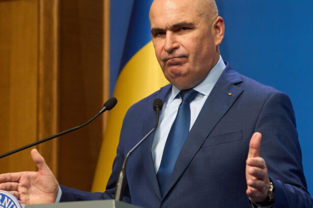 bolojan simbolul austeritatii intr un interviu pentru bloomberg urmatoarele sase luni sunt cruciale am fi avut un colaps total 689f44396154f