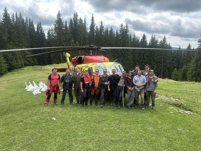 Brânză evacuată cu elicopterul Black Hawk de la stânele din Broșteni 1 branza evacuata cu elicopterul black hawk de la stanele din brosteni foto 689600bb497be