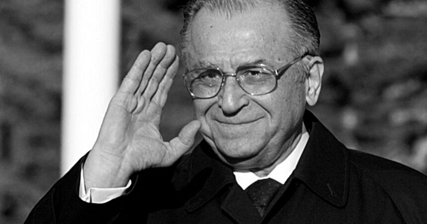 Ion Iliescu a decedat la 95 de ani. Fostul președinte al României suferea de cancer pulmonar. 1 breaking news ion iliescu a murit la varsta de 95 de ani fostul presedinte al romaniei avea cancer pulmonar 68921c404e51e