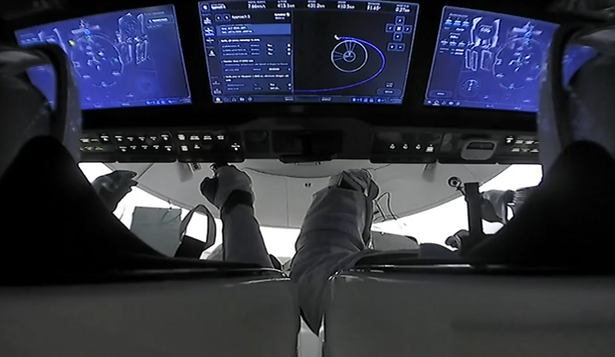 capsula crew dragon a spacex a ajuns la statia spatiala internationala cu patru astronauti intre care doi americani si un rus 688e33e49e8b7