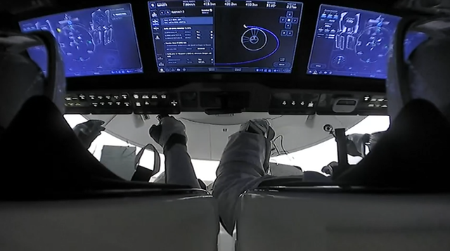capsula crew dragon a spacex a ajuns la statia spatiala internationala cu patru astronauti intre care doi americani si un rus 688e33e49e8b7