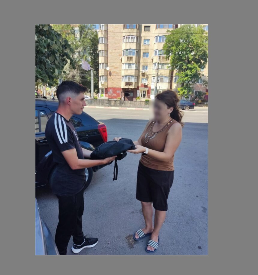Constanța: un elev jandarm aflat în practică a găsit și a returnat un rucsac pierdut. Detalii despre ce a urmat. 1 constanta un elev jandarm aflat in practica a gasit si a returnat un rucsac pierdut iata ce s a intamplat mai departe 68a33dd333cc8