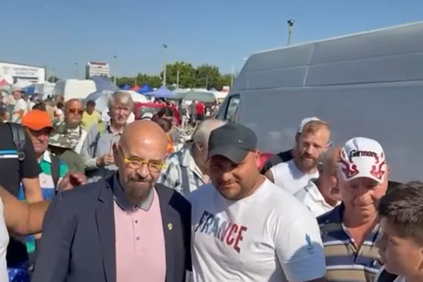 cristian popescu piedone intampinat cu aplauze si selfie uri la o piata din bucuresti mereu printre oameni si langa oameni 688f73e318b3d