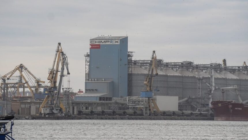 Cum a fost posibil ca un muncitor să sufere un accident mortal prin electrocutare în port? Colegii l-au îndepărtat de pe fierul pe care se încleștase: detalii cutremurătoare 1 cum a fost posibil ca un muncitor sa se electrocuteze mortal in port colegii l au indepartat de pe fierul pe care se inclestase detalii cutremuratoare 68a506aea32f7