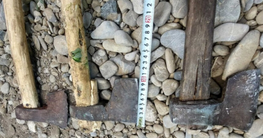 Cuțite, topoare și coase descoperite la doi bărbați participanți la un târg tradițional organizat de Sfânta Maria în județul Dâmbovița 1 cutite topoare si coase descoperite la doi barbati veniti la un targ traditional organizat de sfanta maria in judetul dambovita 689f71ed9fa74