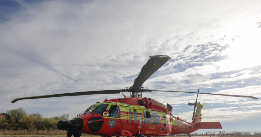 Doi români, răniți într-un accident în Bulgaria, transferați de urgență la București cu un elicopter militar Black Hawk. 1 doi romani raniti intr un accident in bulgaria transferati de urgenta la bucuresti cu un elicopter black hawk 688ce0cdd5b78