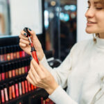 „Economia răsfățului”: Impactul plăcerilor personale asupra consumului în perioade de incertitudine 3 economia rasfatului cum au ajuns micile placeri pe care ni le oferim sa creasca consumul in perioade de incertitudine 689b02846ea9e