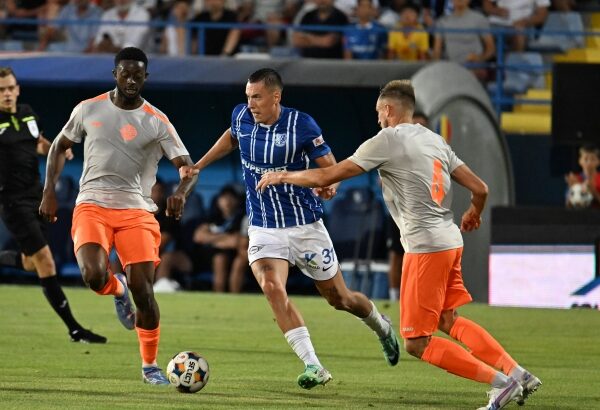 farul a ajuns la trei victorii consecutive si a urcat pe primul loc in superliga 688ddc877dc3c