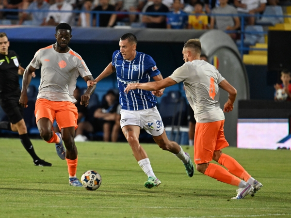 farul a ajuns la trei victorii consecutive si a urcat pe primul loc in superliga 688ddc877dc3c