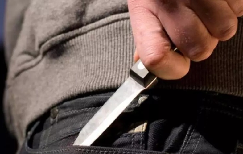 femeie din limanu amenintata cu un cutit de fostul concubin pentru a o face sa se impace cu el 68b0cf02301f6