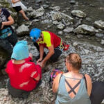 Fetiţă de 11 ani accidentată pe Cheile Râmeţului, intervenţia Salvamont îngreunată de mulţimea de turişti de pe traseu 2 fetita de 11 ani accidentata pe cheile rametului interventia salvamont ingreunata de numarul mare de turisti aflati pe traseu 689f47bd0a84e