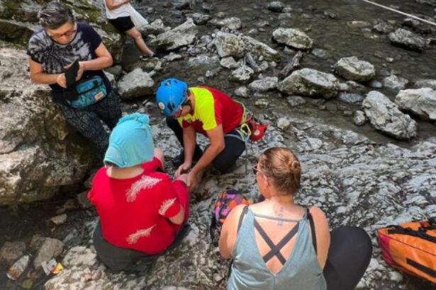 fetita de 11 ani accidentata pe cheile rametului interventia salvamont ingreunata de numarul mare de turisti aflati pe traseu 689f47bd0a84e