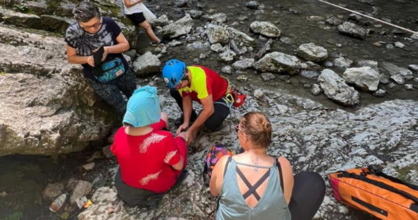 Fetiţă de 11 ani accidentată pe Cheile Râmeţului, intervenţia Salvamont îngreunată de mulţimea de turişti de pe traseu 1 fetita de 11 ani accidentata pe cheile rametului interventia salvamont ingreunata de numarul mare de turisti aflati pe traseu 689f47bd0a84e