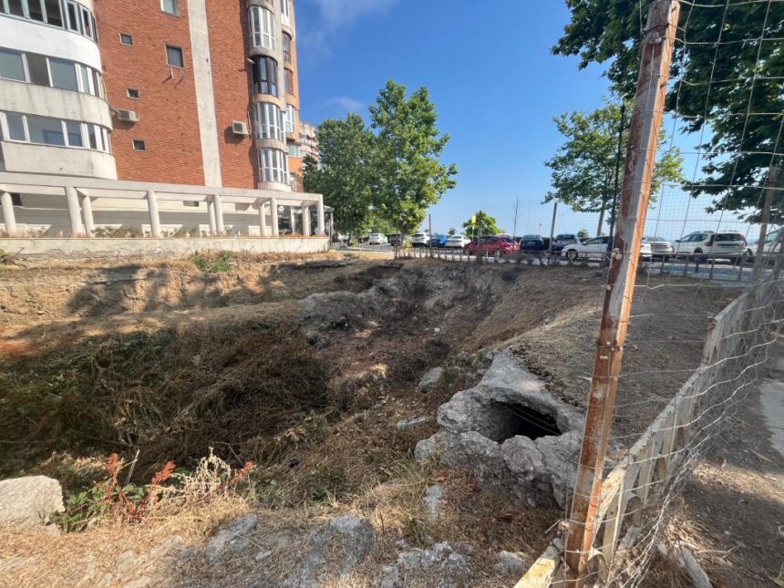 Compania care intenționează să construiască un bloc peste vestigii arheologice se află în proces judiciar cu Portul și solicită despăgubiri pentru că nu a fost autorizată să dețină monopolul în activitățile de pilotaj. 1 firma care vrea sa ridice un bloc peste vestigii arheologice se judeca cu portul si cere daune deoarece nu a fost lasata sa detina monopolul in activitatile de pilotaj 68a5032b35dcf