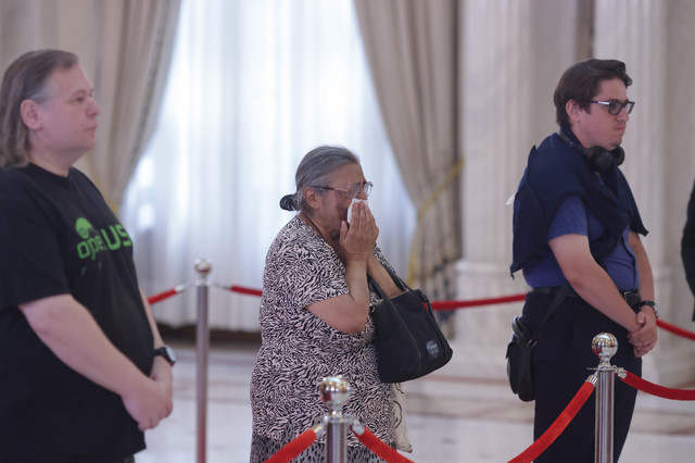 foto 1 000 de persoane preponderent oameni mai in varsta dar si tineri si au luat adio de la ion iliescu 6893cadac5928