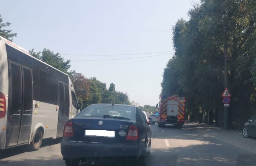 foto accident la cet la trecerea de pietoni traficul este blocat pe ambele sensuri 6895cf9943933