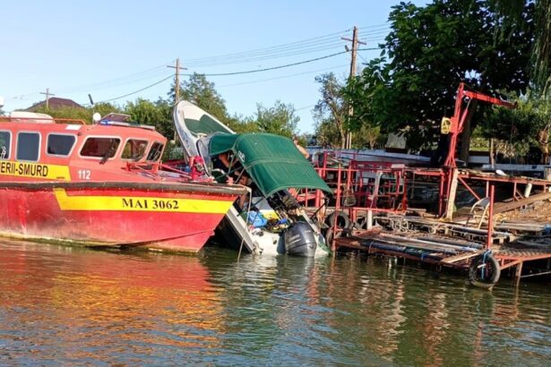 foto accident naval in delta dunarii la crisan cu o ambarcatiune in care se aflau si doi copii 688e3775752dc
