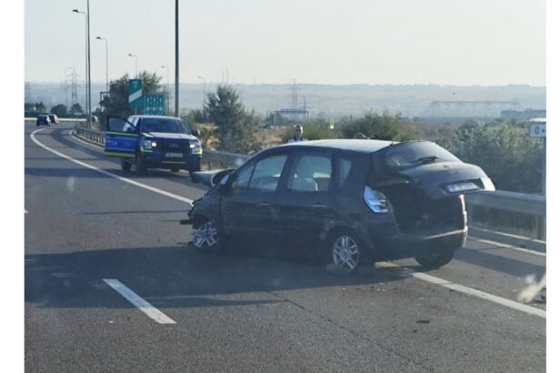 foto accident pe autostrada a4 spre ovidiu un autoturism a intrat in parapet soferul este ranit 68a2b4b63f537