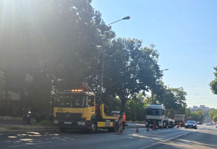 foto atentie soferi o banda de cirulatie de pe bulevardul tomis blocata vezi ce se intampla aici 68919f5db8ae0
