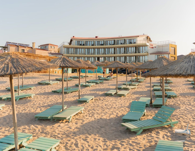 Compania care a lansat ciorba la pungă și a încins grătarul de mititei pe Broadway achiziționează un hotel din Vama Veche 1 foto compania care a lansat ciorba la punga si a incins gratarul de mititei pe broadway preia un hotel din vama veche 6891c269cd37f