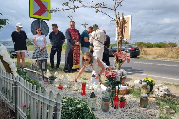 foto doi ani de la accidentul de la 2 mai parintii tinerilor accidentati mortal de vlad pascu prezenti la locul accidentului un preot oficiaza slujba de pomenire 68a425e35e394