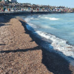 foto furtuna care a maturat litoralul a distrus o parte a noii plaje din mangalia turistii isi croiesc cu greu drum spre apa 68982fcdafb2a