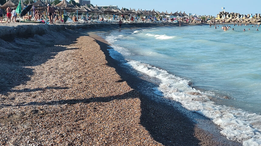 Furtuna care a măturat litoralul a distrus o parte a noii plaje din Mangalia: turiștii își croiesc cu greu drum spre apă 1 foto furtuna care a maturat litoralul a distrus o parte a noii plaje din mangalia turistii isi croiesc cu greu drum spre apa 68982fcdafb2a