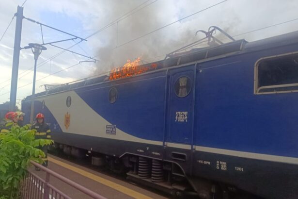 foto incendiu in halta palas arde locomotiva trenului constanta craiova 68b45a51bbbbf