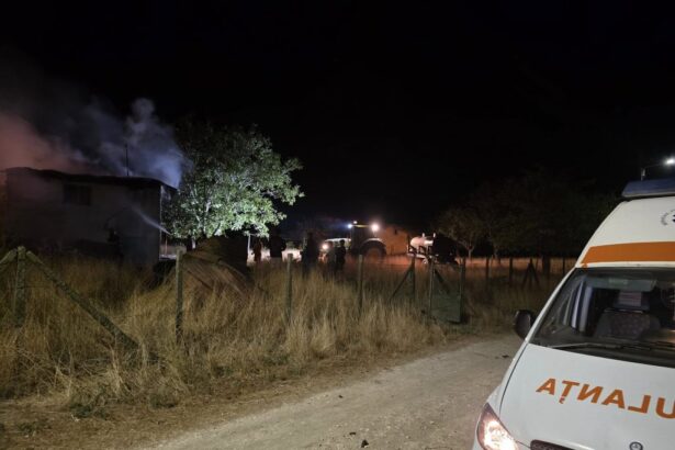 foto incendiu misterios la lipnita o casa a ars complet desi era fara curent electric proprietarii sunt plecati in germania reactia primarului 68b2e56dc9b0a