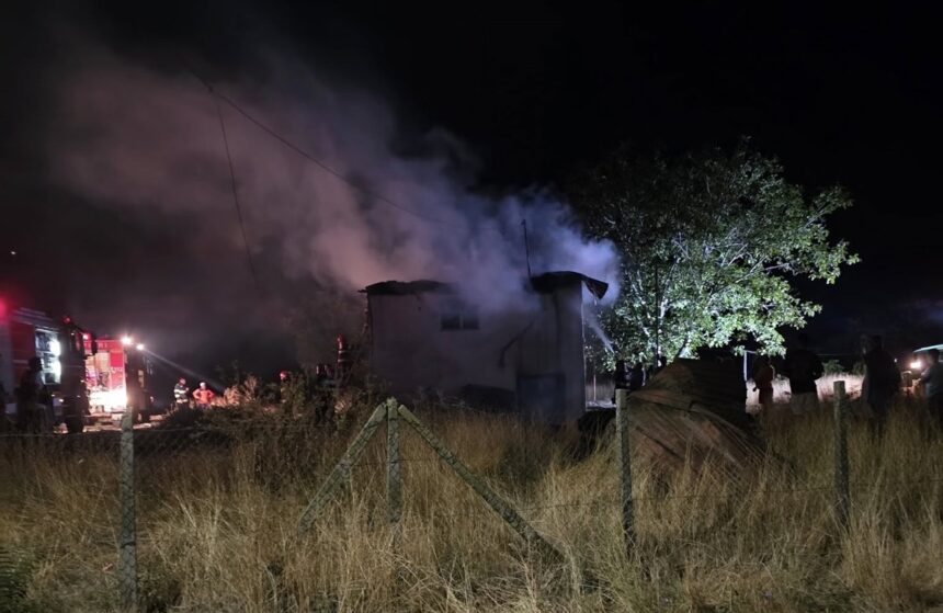 Incendiu noaptea trecută la o casă din Cuiugiuc, comuna Lipnița 1 foto incendiu noaptea trecuta la o casa din cuiugiuc comuna lipnita 68b28dd14815f
